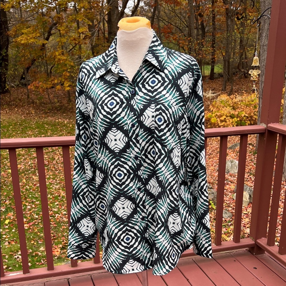 NWOT! Le Superbe women’s Sz 4, Geometric green and  Black multi Button-Up Shirt.